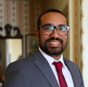 A portrait photo of Boris Romero in a suit and tie. Boris teaches Spanish at ILI in Northampton, MA.