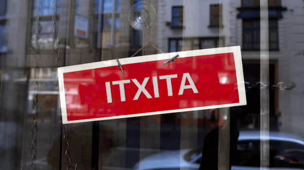 Closed sign in Barque