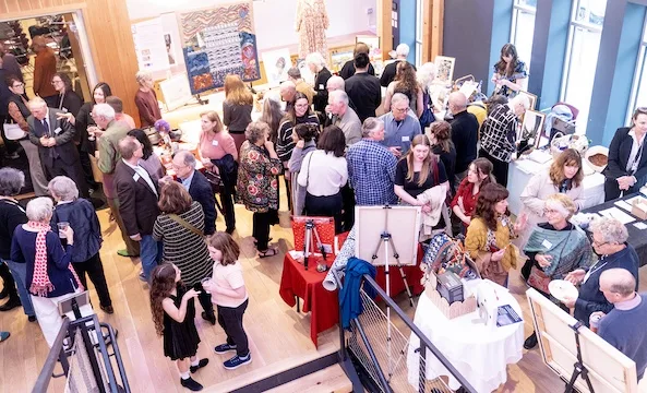 Overview of gallery with many people.